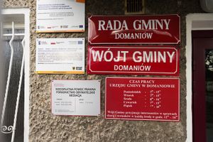 tabliczki urzędu gminy Domaniów