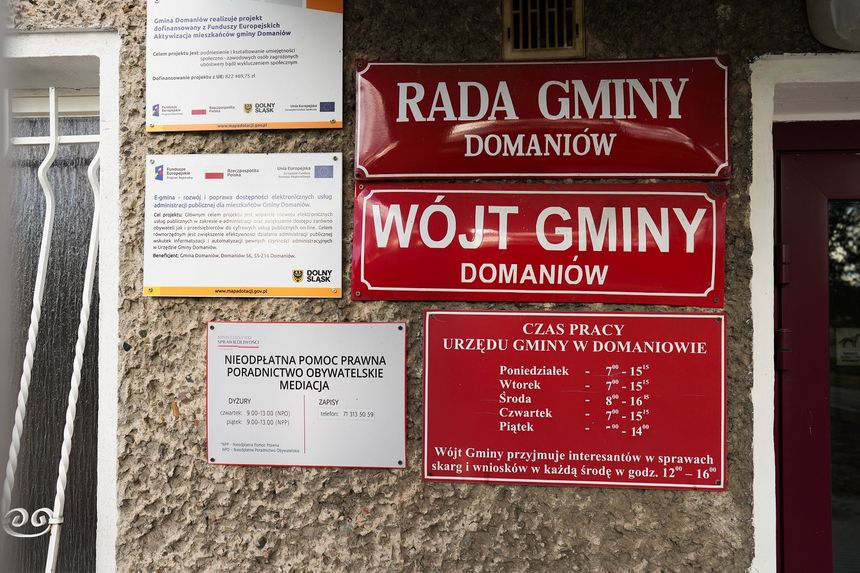 tabliczki urzędu gminy Domaniów