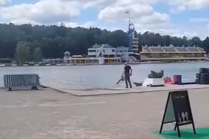 Moment wydmuchiwania trawy do jeziora