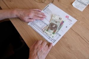 rachunek za energię elektryczną i pieniądze