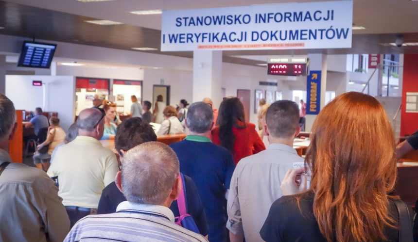 kolejka ludzi w urzędzie 