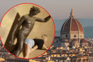 Kobieta symulująca zbliżenie z pomnikiem we Florencji