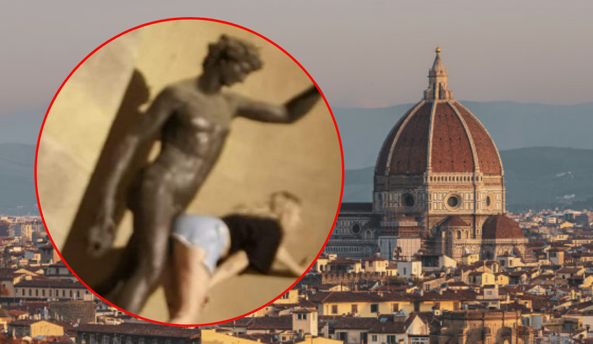 Kobieta symulująca zbliżenie z pomnikiem we Florencji