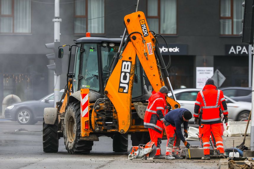 Robotnicy pracujący przy remoncie drogi