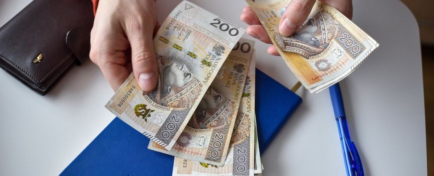pieniądze w ręku, kalendarz na 2024 rok