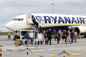 Ludzie wchodzący do samolotu Ryanair