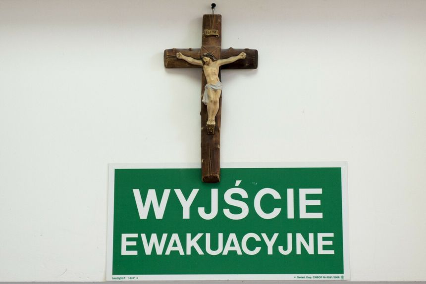 krzyże znikają z urzędów