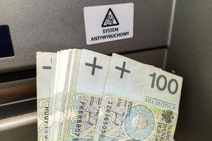 pieniądze na tle bankomatu z systemem antywybuchowym