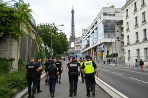 paryska policja w dniu rozpoczęcia igrzysk