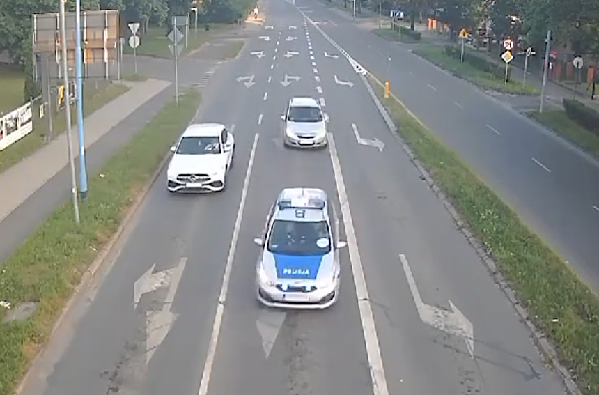Policjanci pilotowali samochód