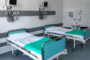 Zdj. ilustracyjne, szpitalne łóżka