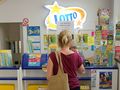 Kobieta w kolekturze Lotto