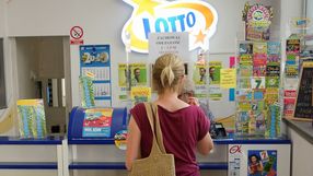 Kobieta w kolekturze Lotto