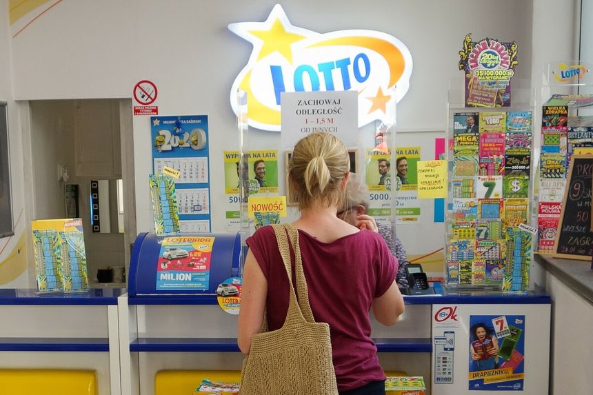 Kobieta w kolekturze Lotto