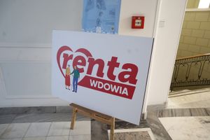 tablica z napisem "renta wdowia" w Sejmie