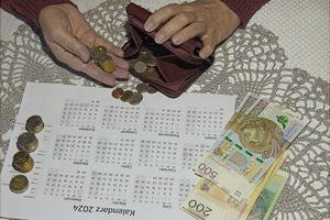 emerytka licząca pieniądze nad kalendarzem