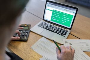 komputer, kalkulator i papier firmowy ZUS