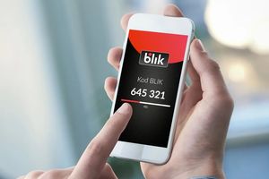 telefon z kodem BLIK na ekranie