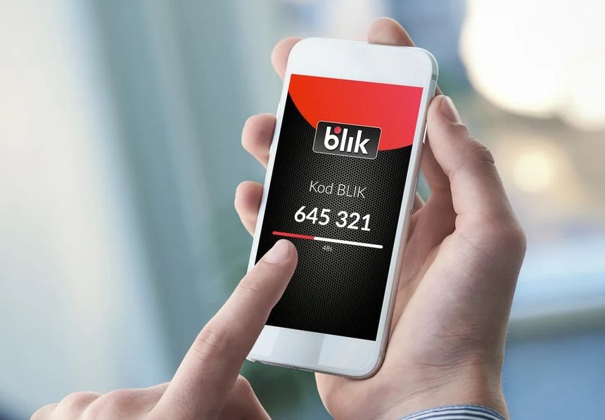 telefon z kodem BLIK na ekranie