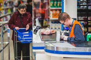 Fala zwolnień w sklepach spożywczych