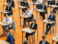 sala egzaminacyjna, maturzyści piszą egzamin