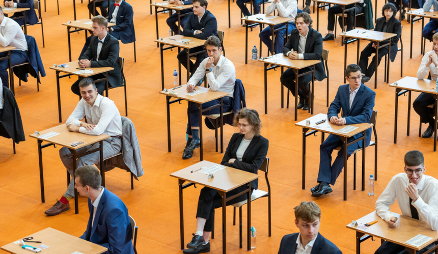 sala egzaminacyjna, maturzyści piszą egzamin