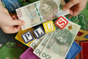 800 zł i napis plus z klocków