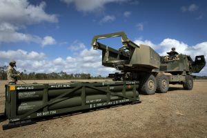 Załadunek ATACMS na HIMARS