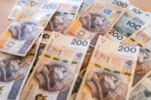 banknoty 200 zł na stole