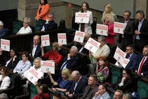  Poslowie Lewicy podczas pierwszego dnia 79 . posiedzenia Sejmu IX kadencji z tabliczkami o popieraniu renty wdowiej