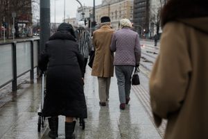 seniorzy na przystanku