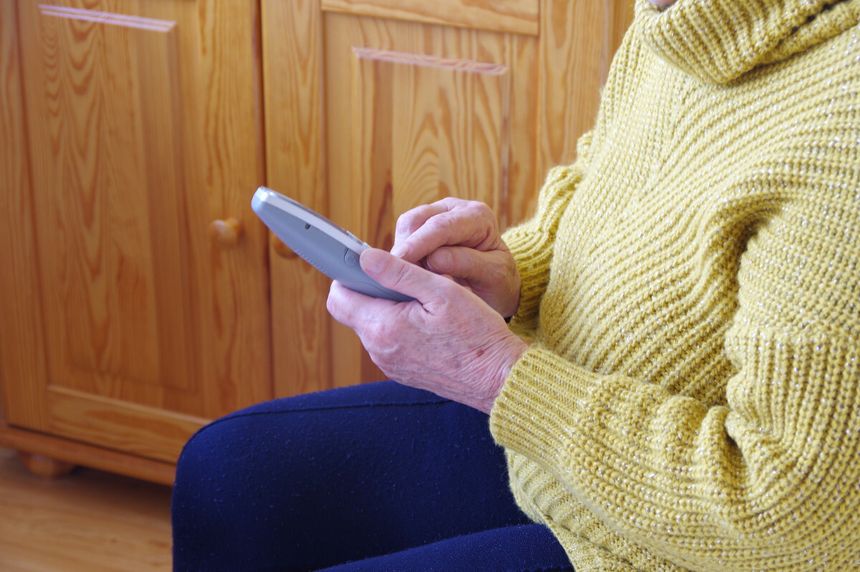 Seniorka z telefonem