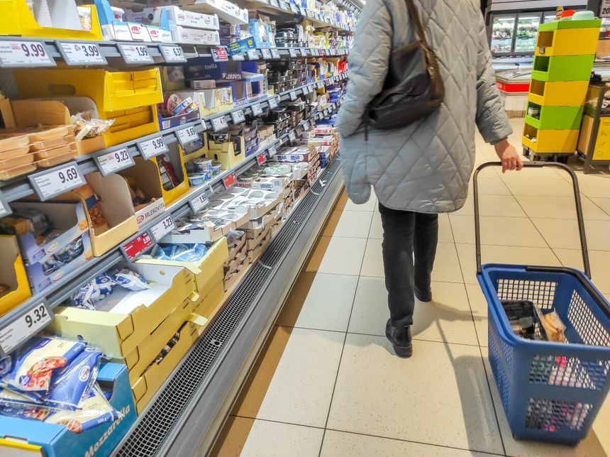 kobieta w sklepie z wózkiem na zakupy