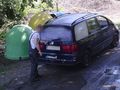 Mężczyzna otwierający bagażnik samochodu