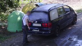 Mężczyzna otwierający bagażnik samochodu