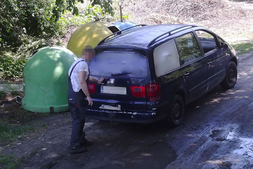 Mężczyzna otwierający bagażnik samochodu