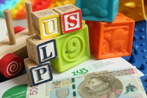 banknot 500 zł i napis plus z klocków