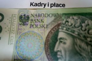 100 zł i napis kadry i płace