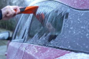 Poranne skrobanie szyby
