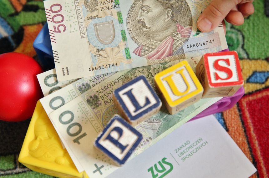 pieniądze, koperta z logo ZUS i klocki ułożone w napis plus