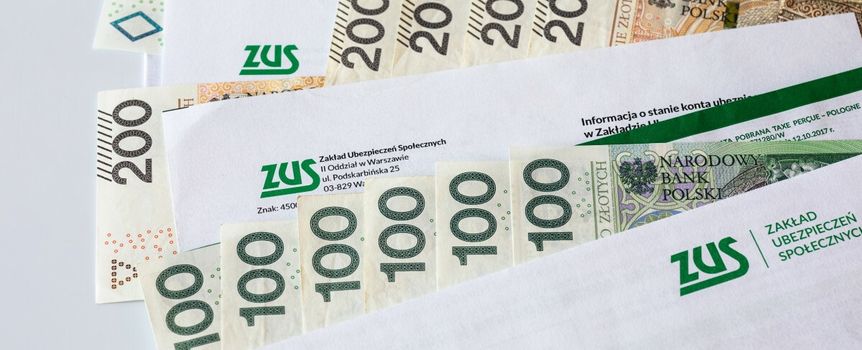 pieniądze i koperty z logo ZUS