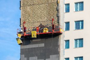 prace ociepleniowe na bloku mieszkalnym