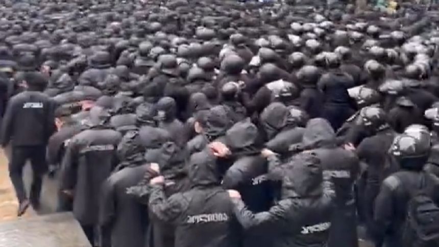 Gruzja. Rząd pacyfikuje protesty