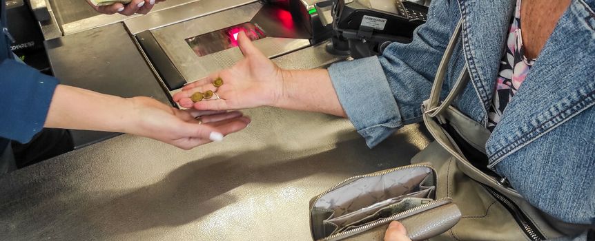 Czy kasjer może nie wydać reszty? UOKiK odpowiada