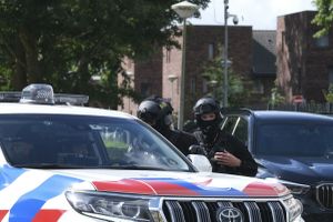 Holenderska policja patroluje ulice przed sądem
