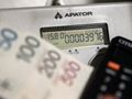 piniądze i licznik energii elektrycznej