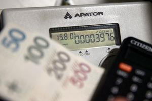 piniądze i licznik energii elektrycznej
