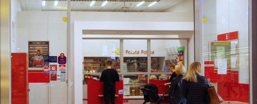 Ludzie w kolejce na poczcie