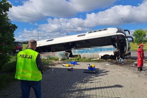 Wypadek autokaru na dk 17