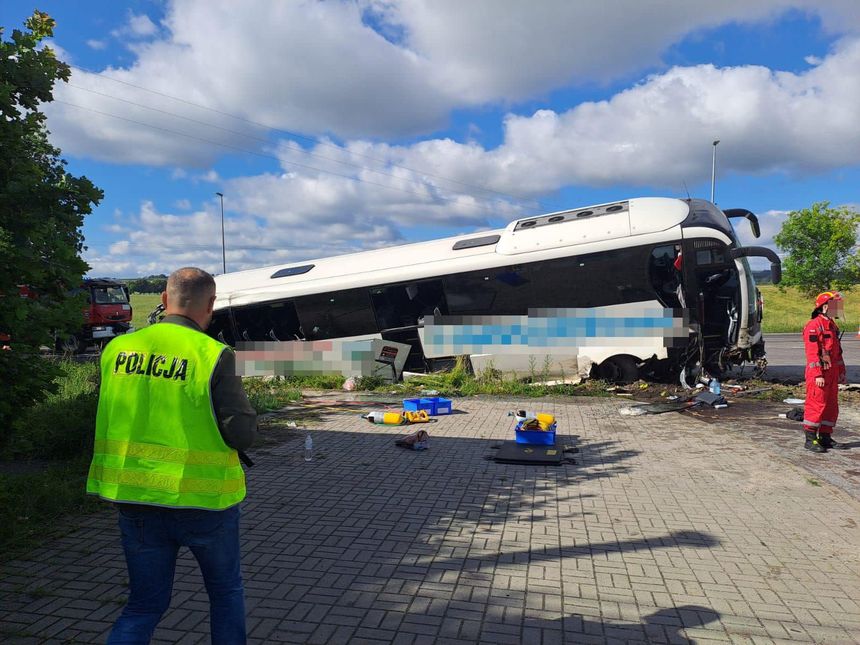 Wypadek autokaru na dk 17